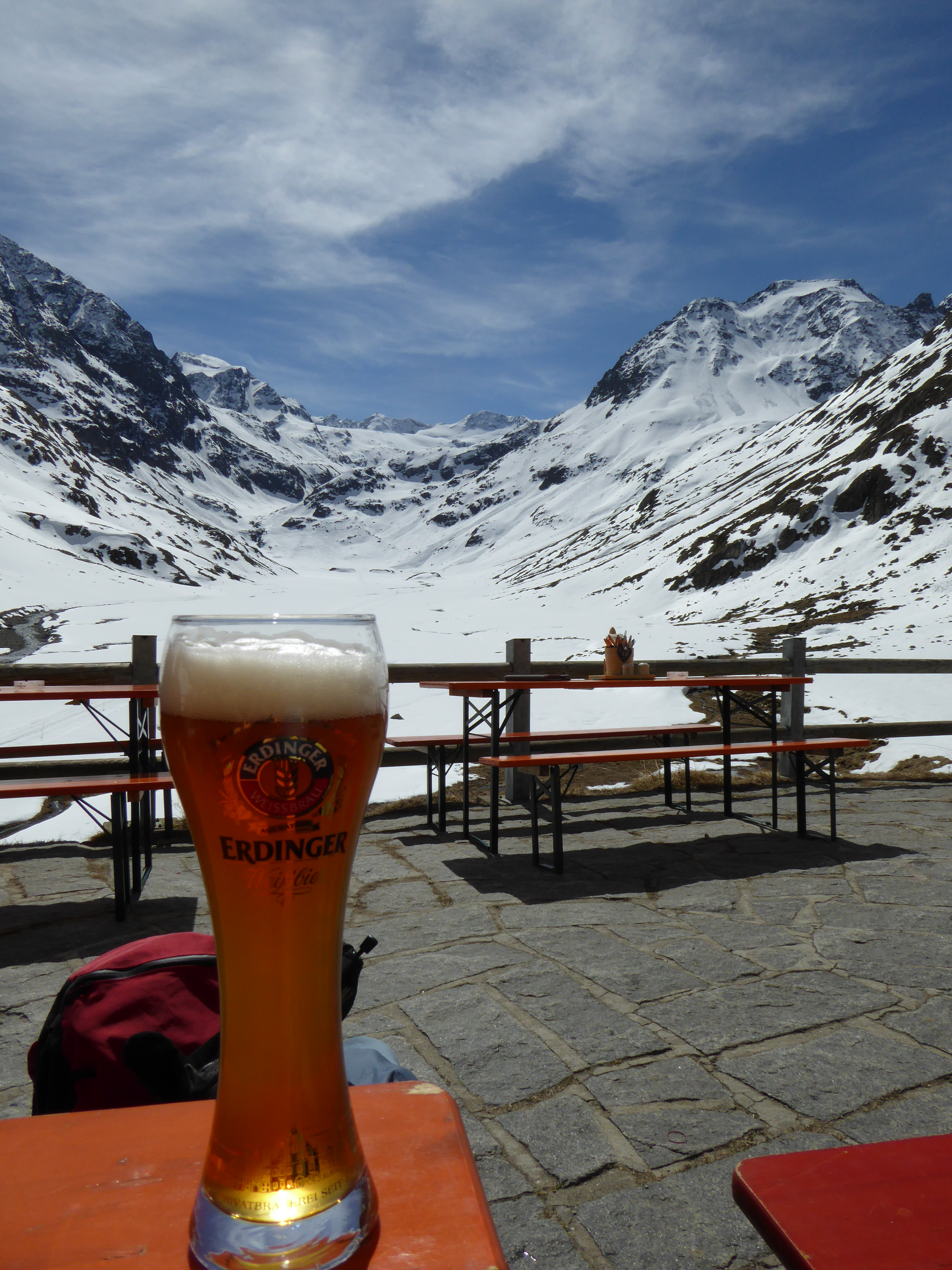 keine Werbung, die Belohnung nach drei super Tourentagen. Auf der Terrasse der Amberger Hütte.